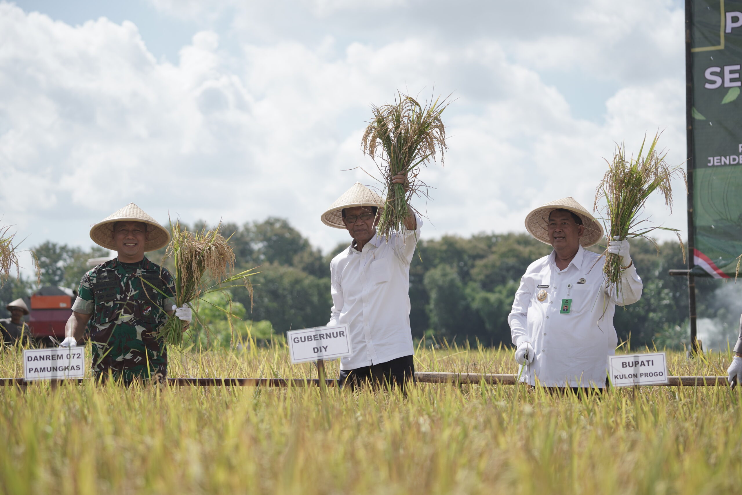 Manfaatkan Alsintan, Petani Kulon Progo Panen Raya